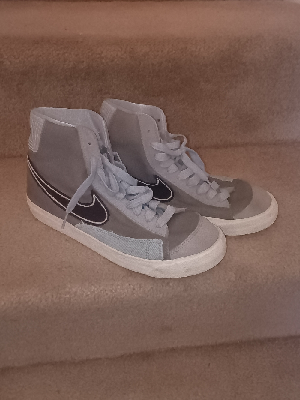 Nike Women's High-Top Sneakers in Light Gray and Black